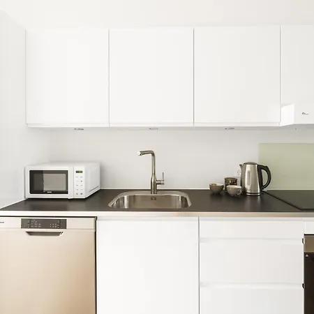 Fantastic 2-bed W Balcony Apartment
